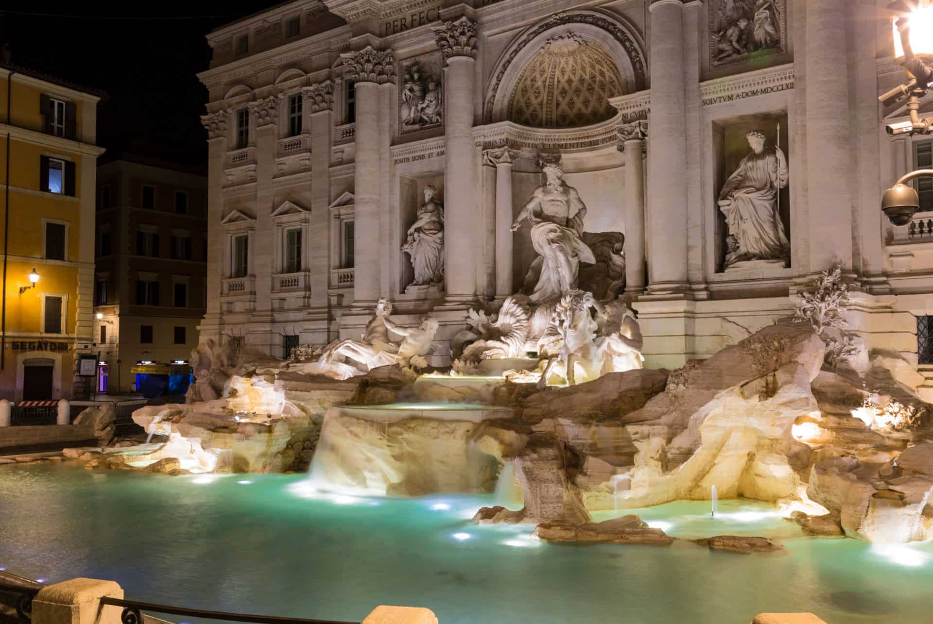 fontaine de trevi nuit